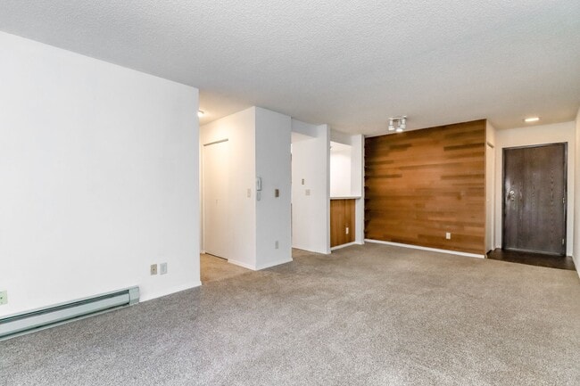 Building Photo - Bellevue Manor Condo, Great Location acros...
