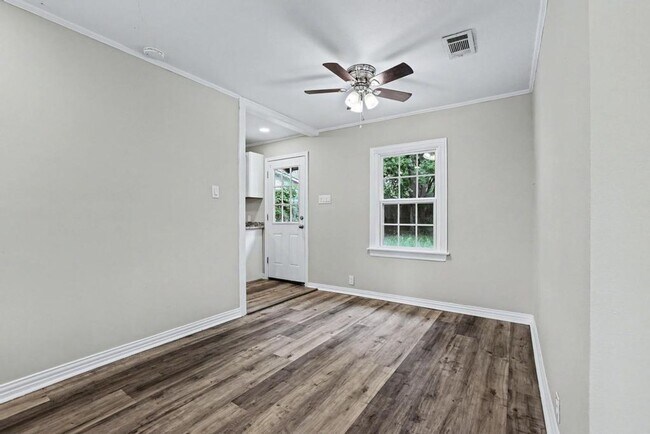 Building Photo - Cute & Clean Home with Large Fenced Yard Pet Friendly!