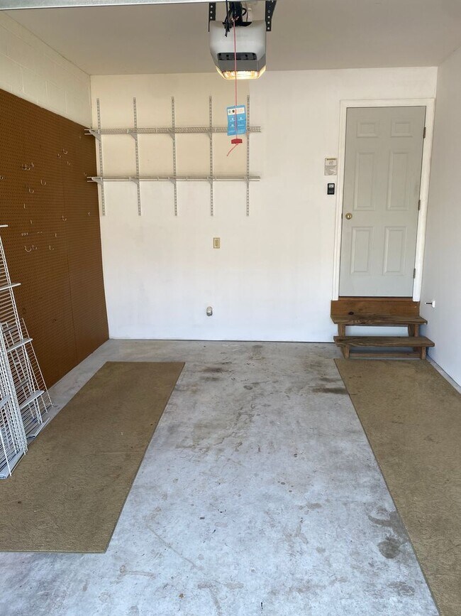 Building Photo - Beautiful 3 BR End Unit Townhouse in Summit Hills!