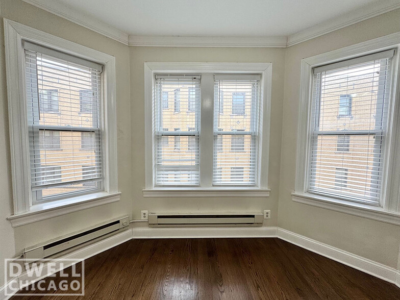 Building Photo - 3825 N Greenview Ave