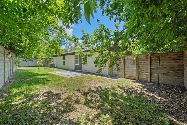 Building Photo - 6707 Columbia Dr