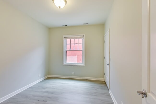 Building Photo - Available July 1st - 3 Bedroom in Wicker Park