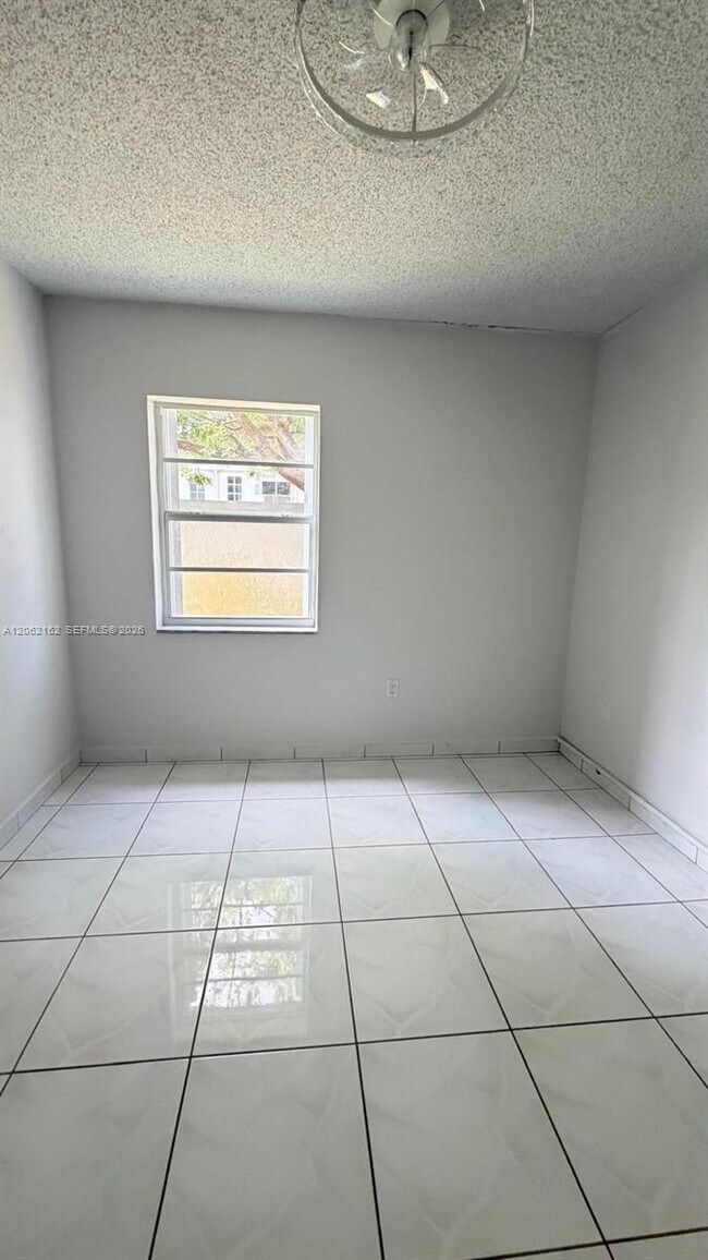 Building Photo - 120 Royal Palm Rd