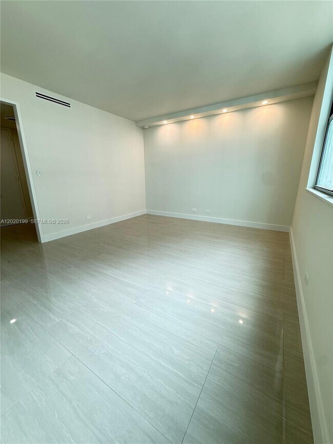 Building Photo - 5055 Collins Ave