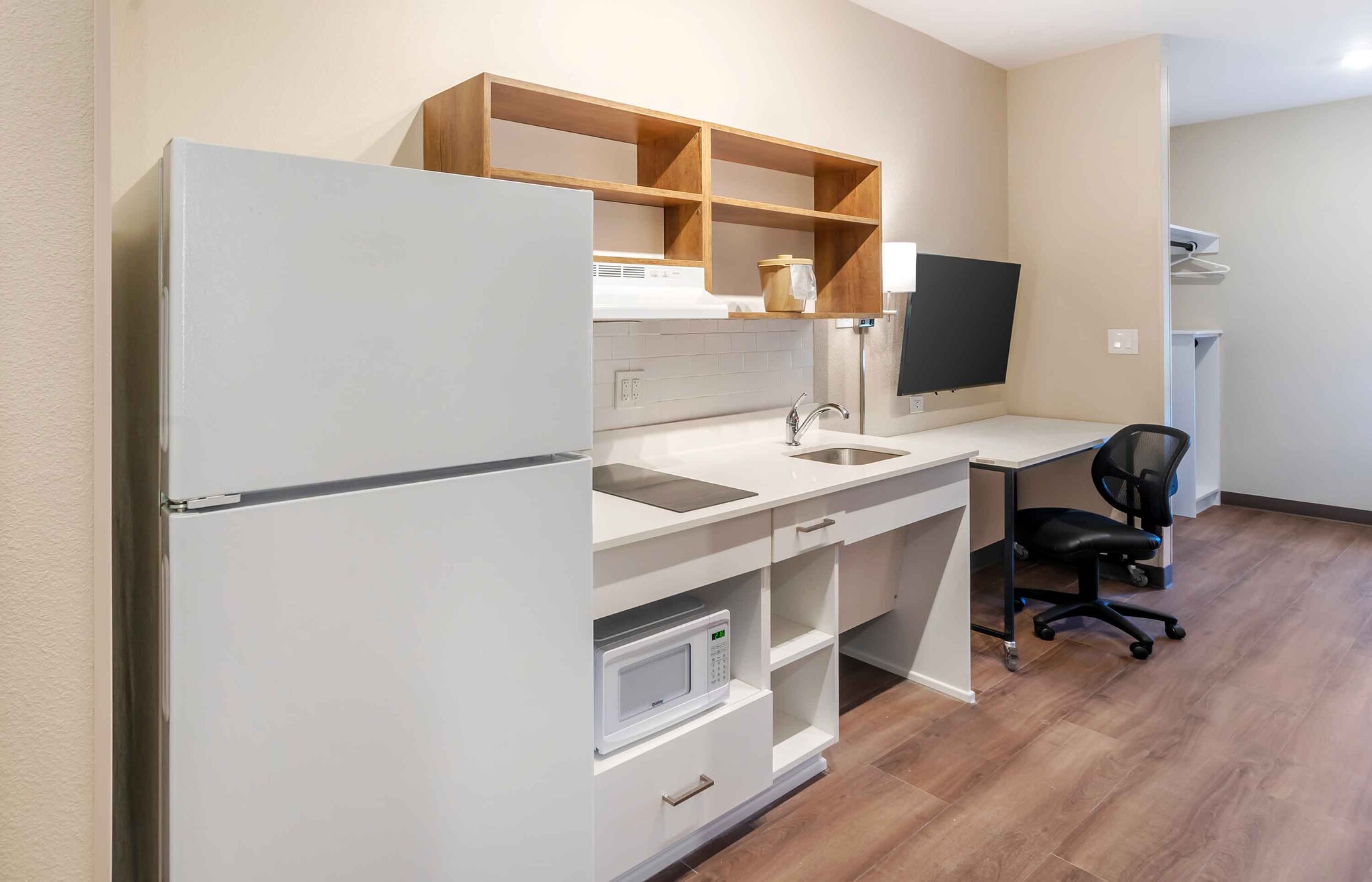 Building Photo - Furnished Studio-Fort Myers - Airport