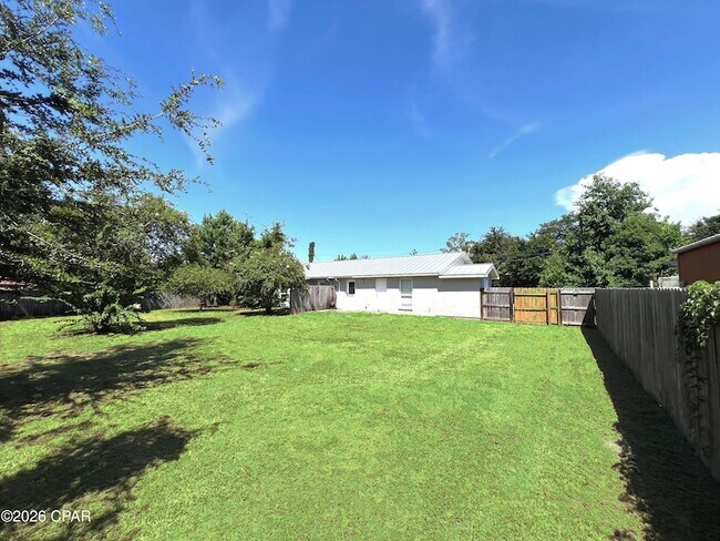Building Photo - 3039 Headland Ave