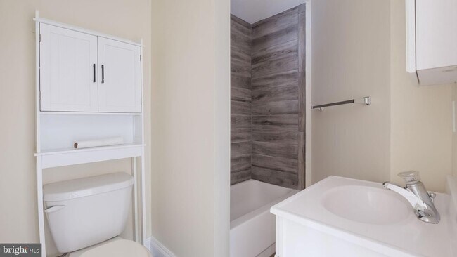 Building Photo - 2 E State St