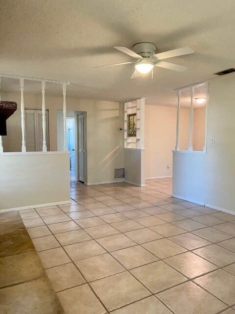 Building Photo - 1821 Oak St