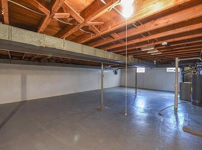 Building Photo - 8483 Hampstead Dr