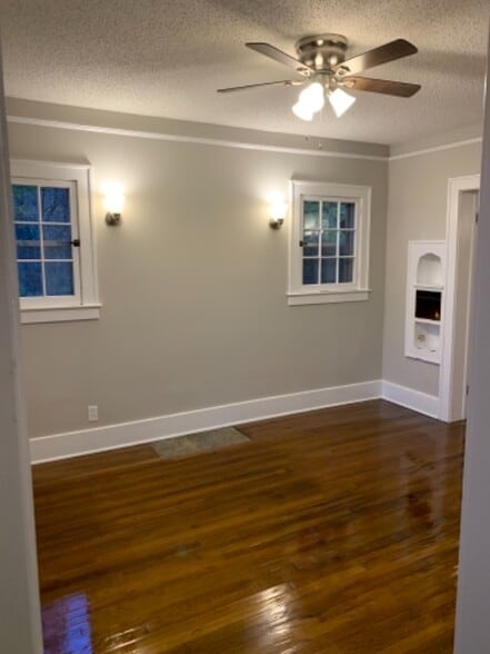 Building Photo - 921 Kennelworth Ave