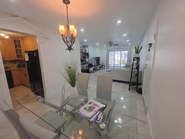 Building Photo - 6391 Bay Club Dr