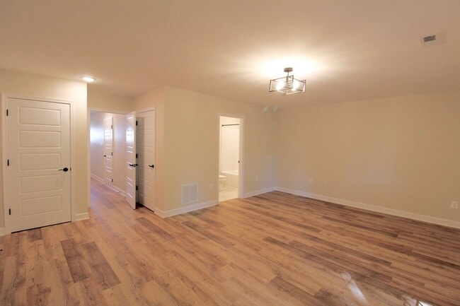 Building Photo - 3 level town home in popular Congers Creek...