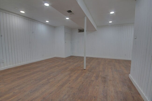 Building Photo - 4 bed, 2 bath home