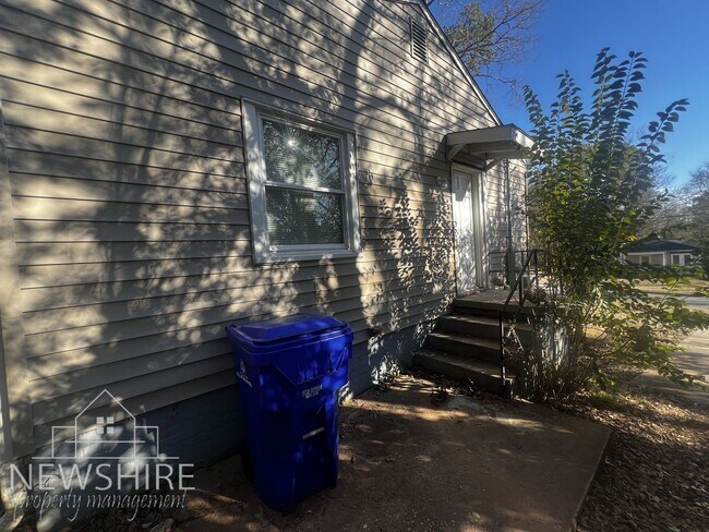 Building Photo - 4 Prancer Ave