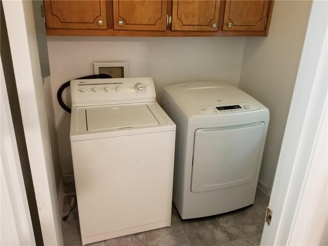 Building Photo - 2467 Woodside Way