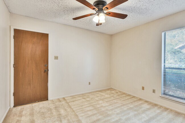 Building Photo - 3002 Breeze Terrace