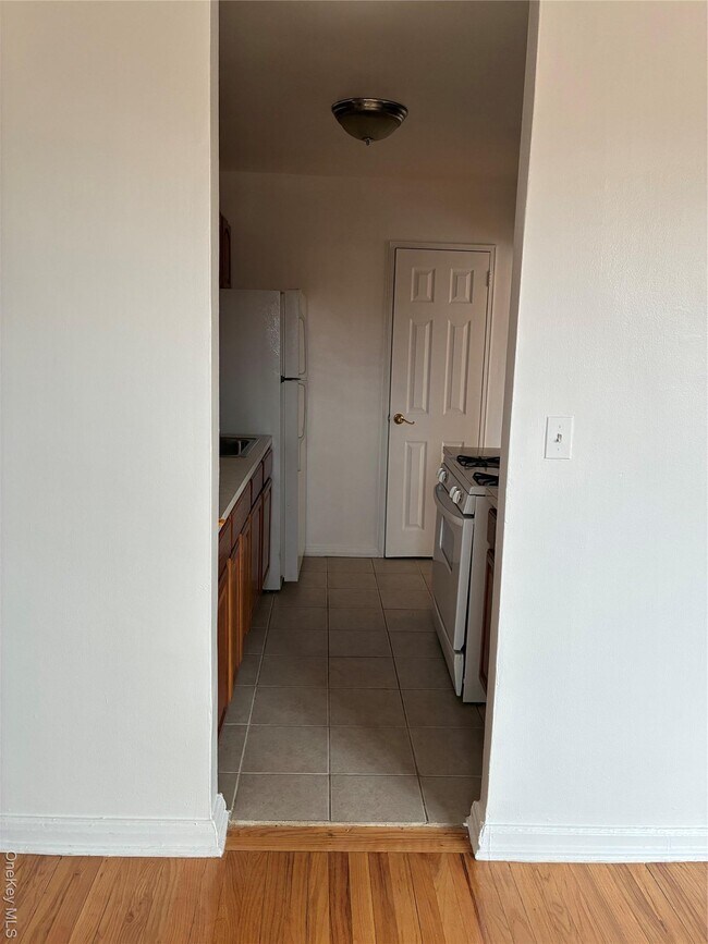 Building Photo - 610 Waring Ave