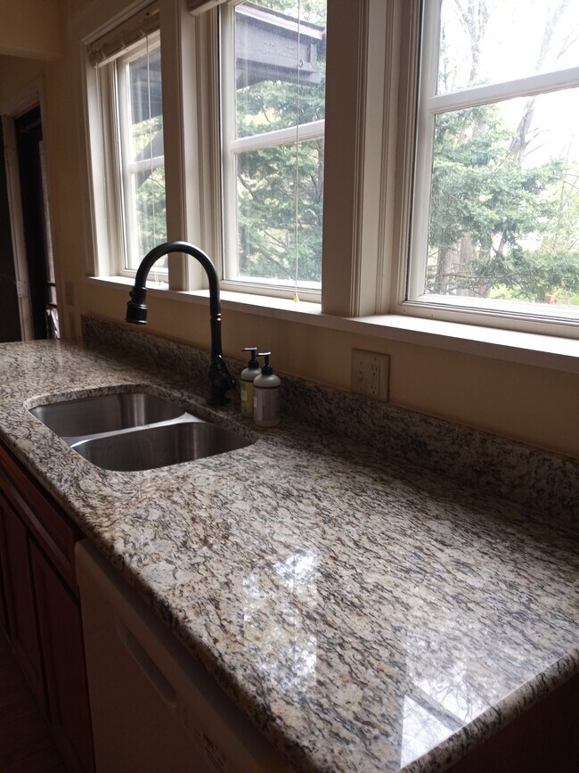 Building Photo - 630 E Holmes St