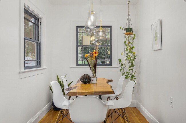 Building Photo - 3 bedroom, 2 bath gorgeous home now available by Mt. Tabor Park in SE Portland!