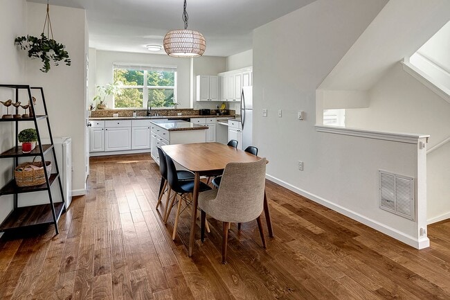 Building Photo - 3 Bed/ 2.75 Bath Townhome in Lynwood