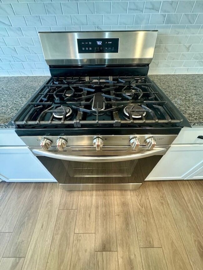 Building Photo - 5BR/4BA w/ Guest Suite + Loft in Hampton Woods