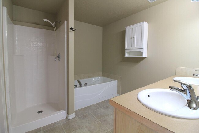 Building Photo - 3 bed, 2 bath + Office Rambler in West Ken...