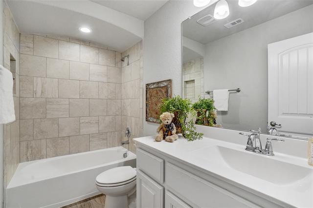 Building Photo - 821 Meadows Dr
