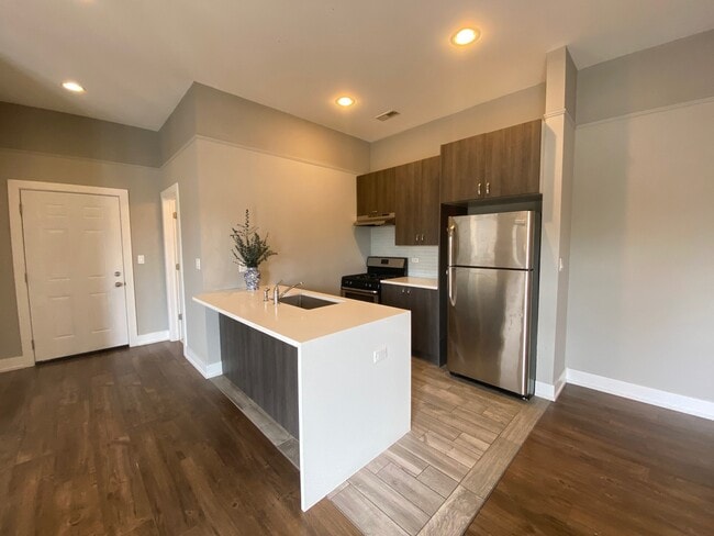 Building Photo - 5911 N Northwest Hwy