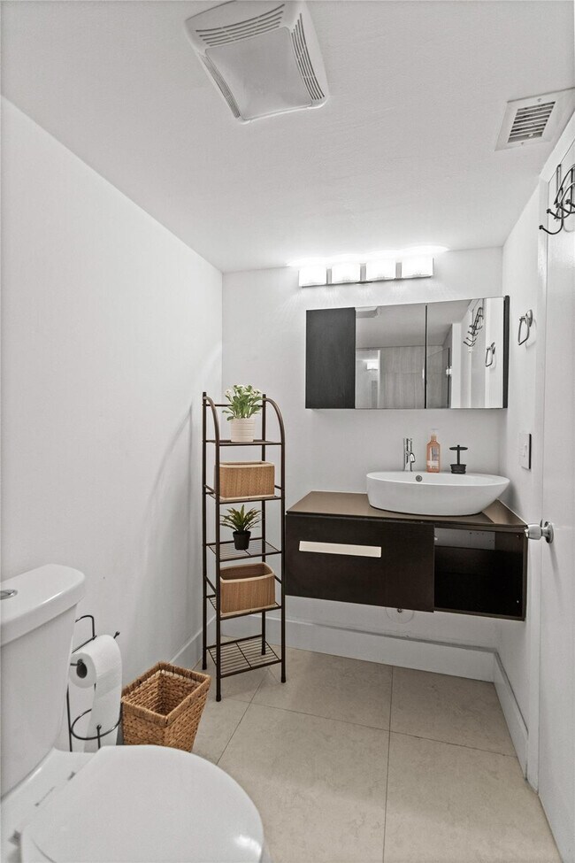 Building Photo - 16051 Blatt Blvd