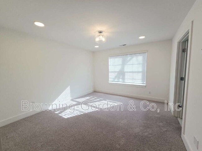 Building Photo - 700 N Dupont Ave