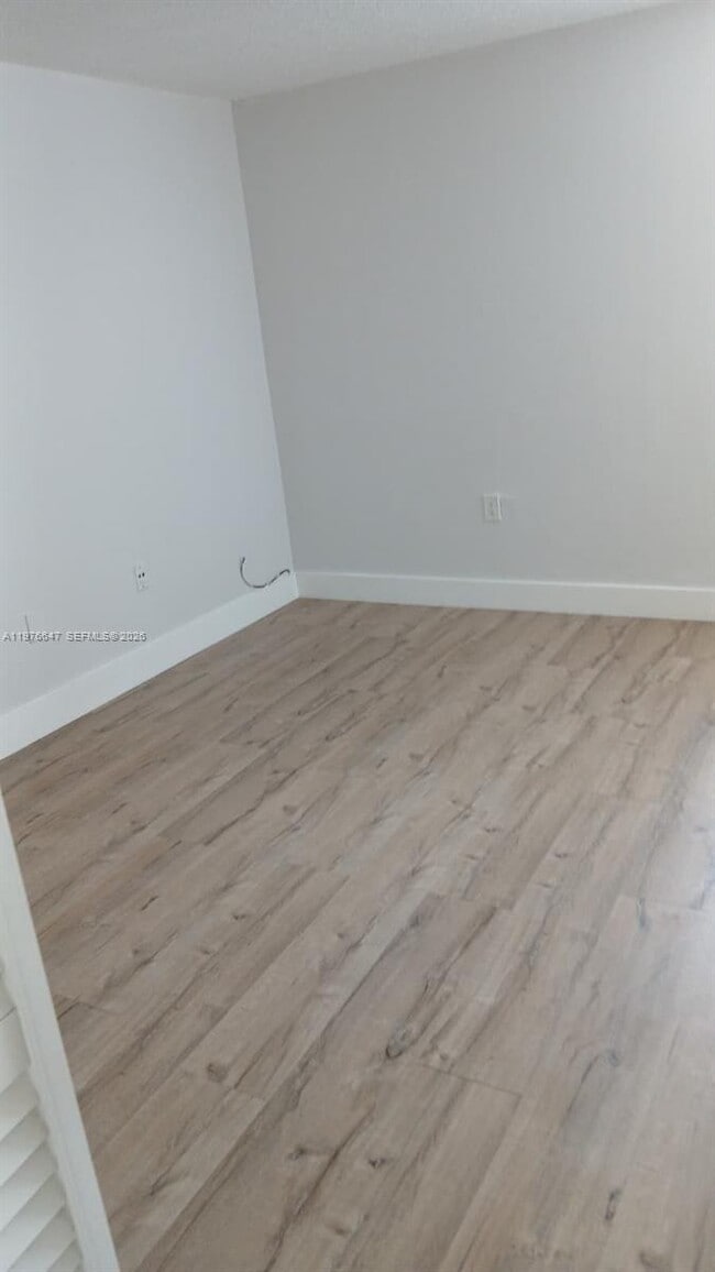 Building Photo - 8820 Fontainebleau Blvd