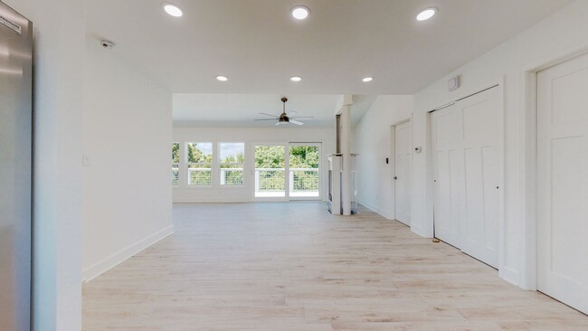 Building Photo - Fully renovated 4 Bedroom / 3 Bathroom hom...