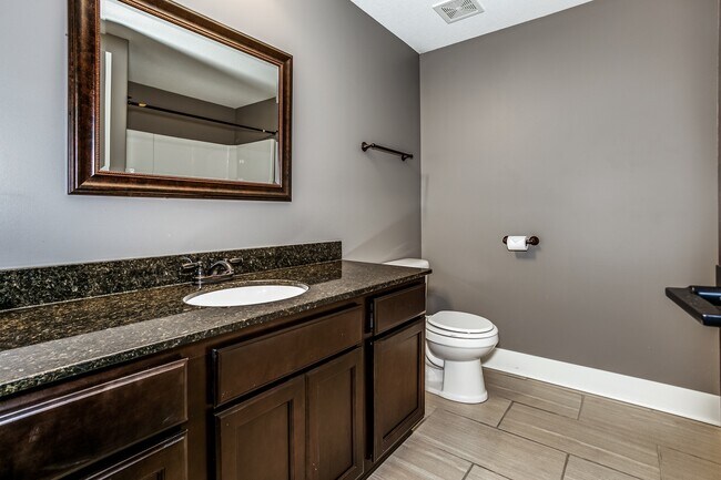Building Photo - Stunning 5 bedroom Ranch style home