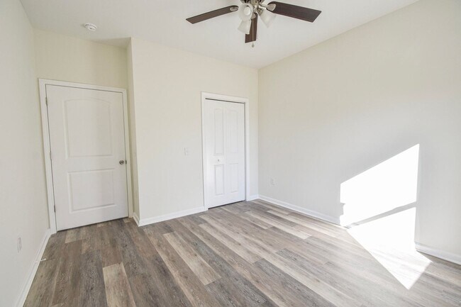 Building Photo - ~2122 Circular Drive