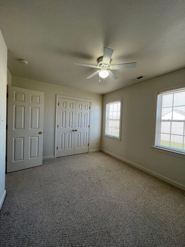 Building Photo - 106 Streamwood Dr