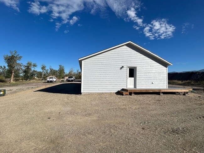 Building Photo - BRAND NEW Florence home