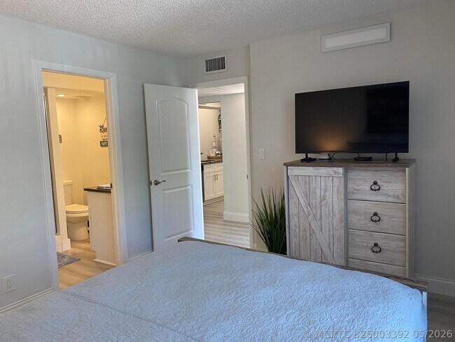Building Photo - 8 Royal Palm Way