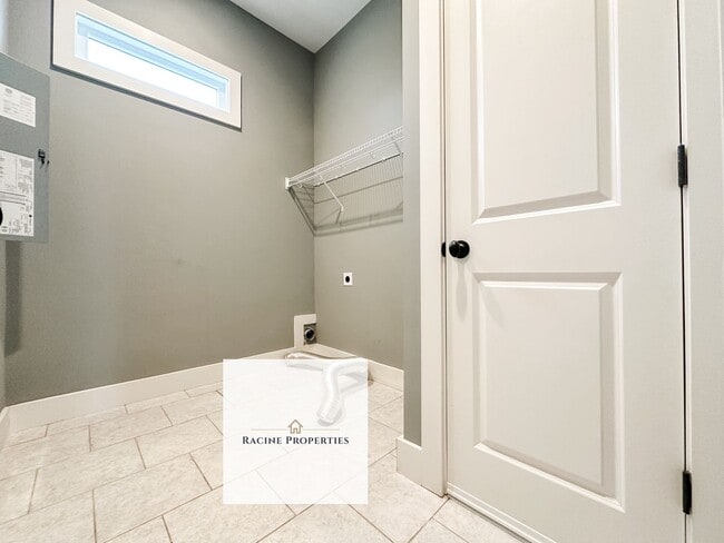 Building Photo - Property Available in the Very Popular -- ...