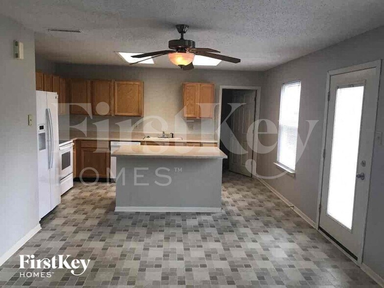 Building Photo - 5702 N Jefferson Dr