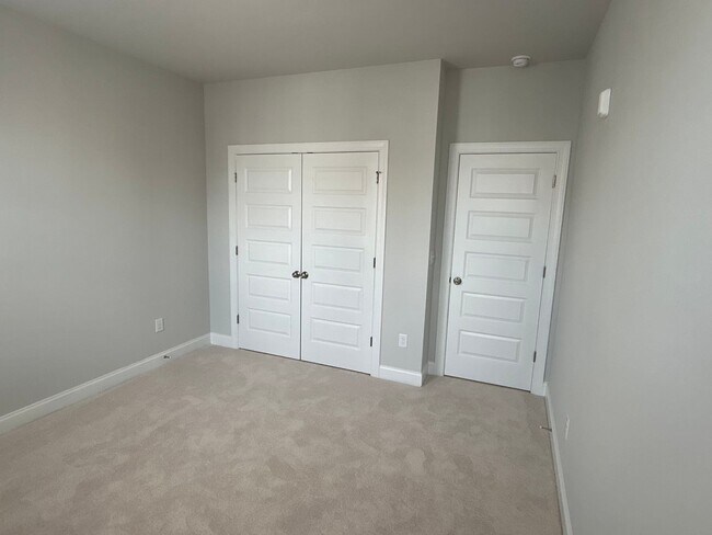 Building Photo - Luxury Condo in Raleigh - 3 beds|2.5 baths...