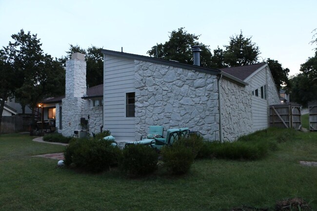Building Photo - 1925 Bunting Ct