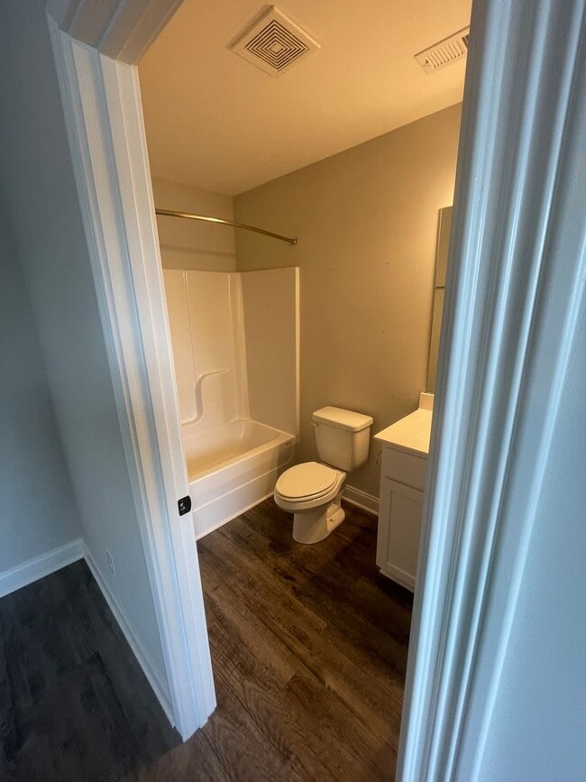 Building Photo - 2 Bed/2.5 Bath Townhome with Garage (Water/Sewer/Trash Included)