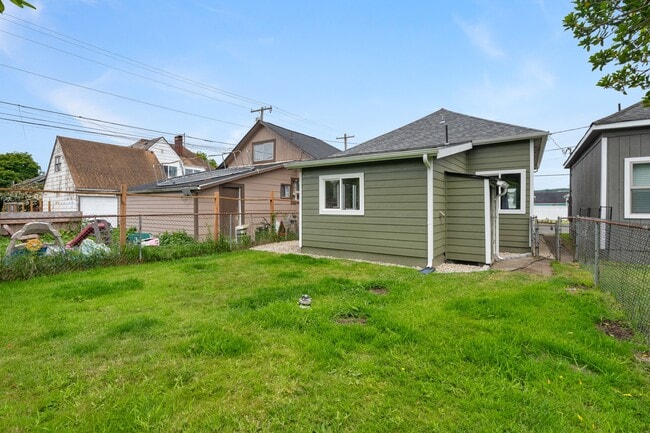 Building Photo - 207 N Alder St