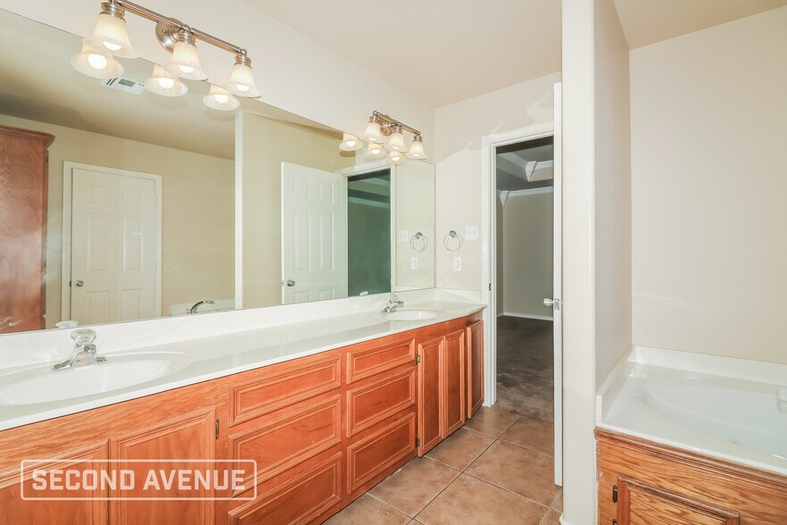 Building Photo - 2526 Windrose Dr