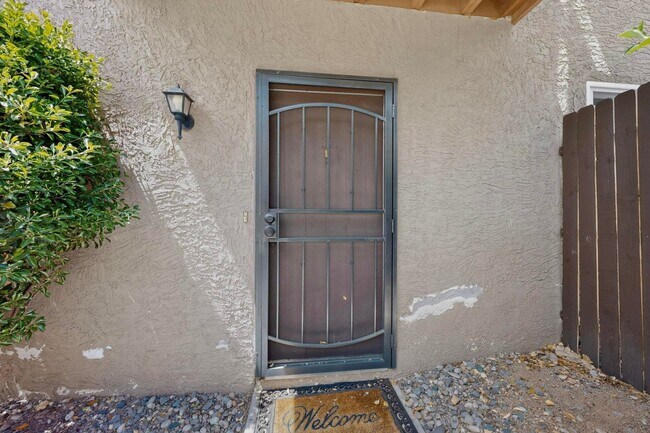 Building Photo - NE Affordable 2/BD 1/BA 1/CG 2nd Story NE Condo