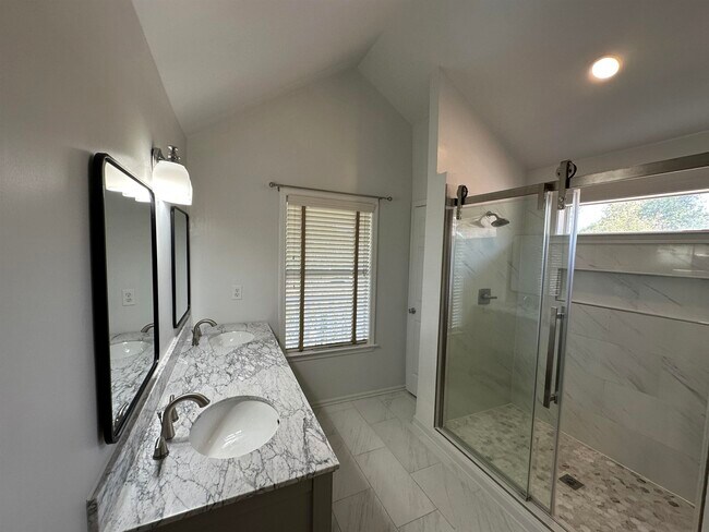 Building Photo - 1054 Island Dr