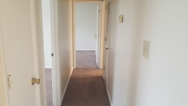 Building Photo - 2 Bedroom Apartment.  Walk to VSU.
