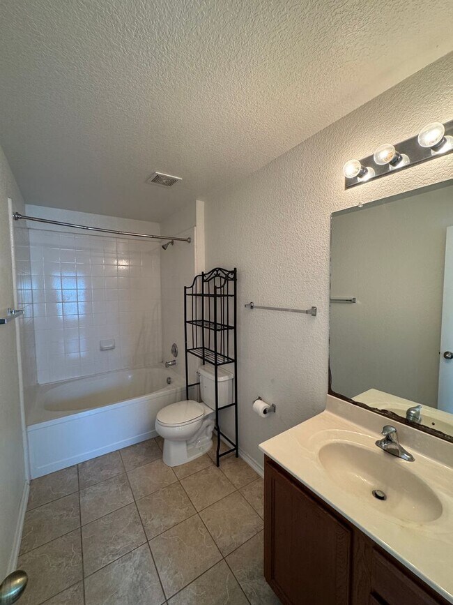 Building Photo - BEAUTIFUL SINGLE STORY HOME  |  CLOSE TO H...