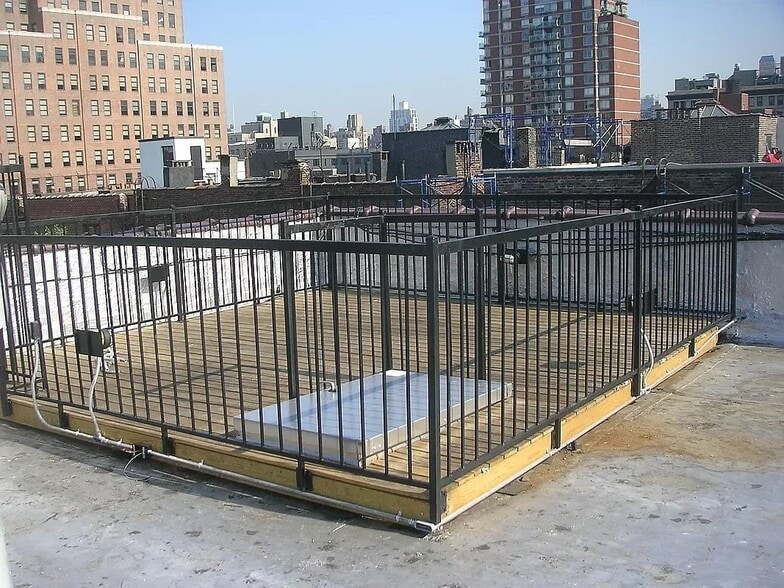 Building Photo - 235 E 14th St