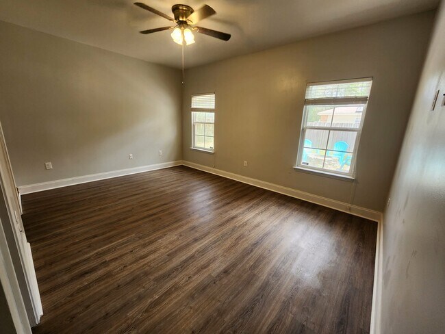 Building Photo - 102 Quince Ave